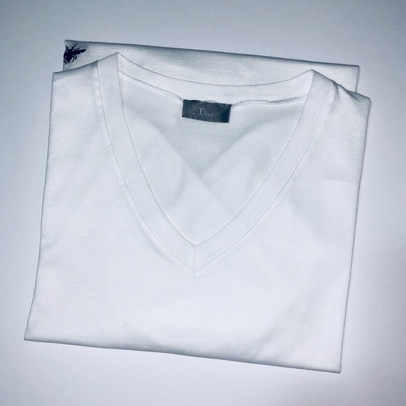 Christian Dior 🐝
T-SHIRT WITH BEE EMBROIDERY - Picture 15 of 15